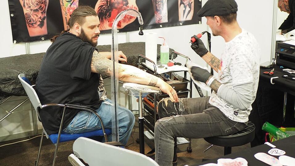 Rund 40 Aussteller und etwa 90 Tattoo-Künstler sind auf der Tattoo Convention in Straubing vertreten. Rund 40 Aussteller und etwa 90 Tattoo-Künstler sind auf der Tattoo Convention in Straubing vertreten.