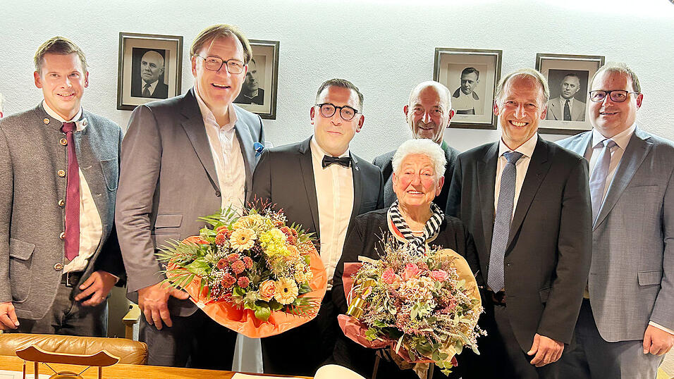 Erste Glückwünsche von (v.l.) Kyrill Gabor (Fraktionsvorsitzender der CSU/SPD/UWG/Junge Generation) Bezirkstagsvizepräsident Dr. Thomas Pröckl, Bürgermeister Christoph Brunner, Altbürgermeister Alfons Sittinger, Landtagsabgeordneter Martin Wagle und Landrat Michael Fahmüller an Annemarie Hecker. Erste Glückwünsche von (v.l.) Kyrill Gabor (Fraktionsvorsitzender der CSU/SPD/UWG/Junge Generation) Bezirkstagsvizepräsident Dr. Thomas Pröckl, Bürgermeister Christoph Brunner, Altbürgermeister Alfons Sittinger, Landtagsabgeordneter Martin Wagle und Landrat Michael Fahmüller an Annemarie Hecker.