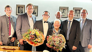Erste Glückwünsche von (v.l.) Kyrill Gabor (Fraktionsvorsitzender der CSU/SPD/UWG/Junge Generation) Bezirkstagsvizepräsident Dr. Thomas Pröckl, Bürgermeister Christoph Brunner, Altbürgermeister Alfons Sittinger, Landtagsabgeordneter Martin Wagle und Landrat Michael Fahmüller an Annemarie Hecker.