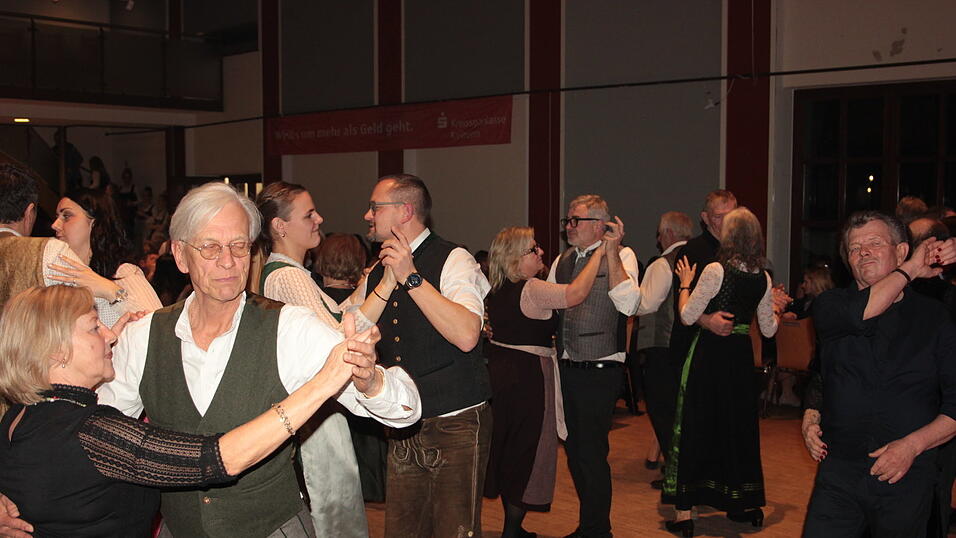 Eindr&uuml;cke vom J&auml;gerball in der Mainburger Stadthalle.