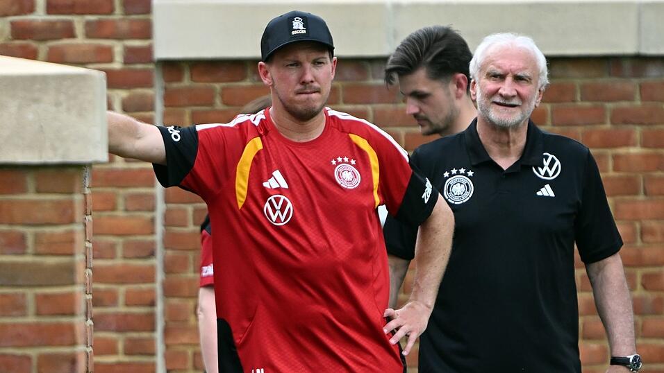 Rudi V&ouml;ller steht Nagelsmann auch bei der WM zur Seite.