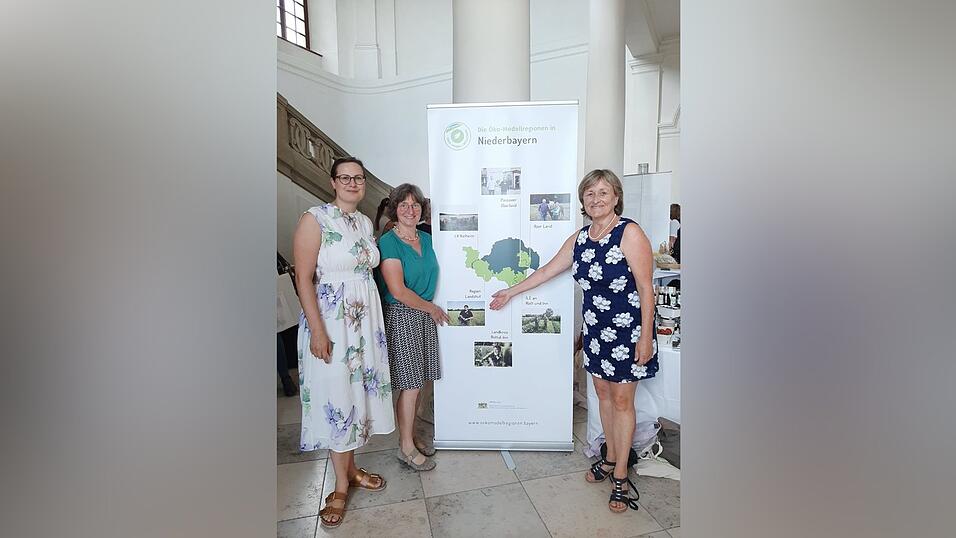 Veronika Stanglmayr, Umsetzungsbegleitung der Öko-Modellregion Region Landshut, Kreisrätin Renate Hanglberger und Stadträtin Elke März-Granda vor der Karte der Öko-Modellregionen in Niederbayern (von links). Veronika Stanglmayr, Umsetzungsbegleitung der Öko-Modellregion Region Landshut, Kreisrätin Renate Hanglberger und Stadträtin Elke März-Granda vor der Karte der Öko-Modellregionen in Niederbayern (von links).