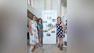 Veronika Stanglmayr, Umsetzungsbegleitung der Öko-Modellregion Region Landshut, Kreisrätin Renate Hanglberger und Stadträtin Elke März-Granda vor der Karte der Öko-Modellregionen in Niederbayern (von links). Veronika Stanglmayr, Umsetzungsbegleitung der Öko-Modellregion Region Landshut, Kreisrätin Renate Hanglberger und Stadträtin Elke März-Granda vor der Karte der Öko-Modellregionen in Niederbayern (von links).