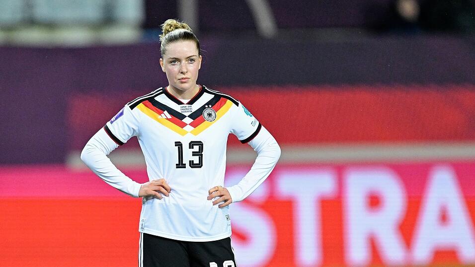 Enttäuscht über die torlose Partie: Alara Sehitler und die DFB-Frauen. Enttäuscht über die torlose Partie: Alara Sehitler und die DFB-Frauen.