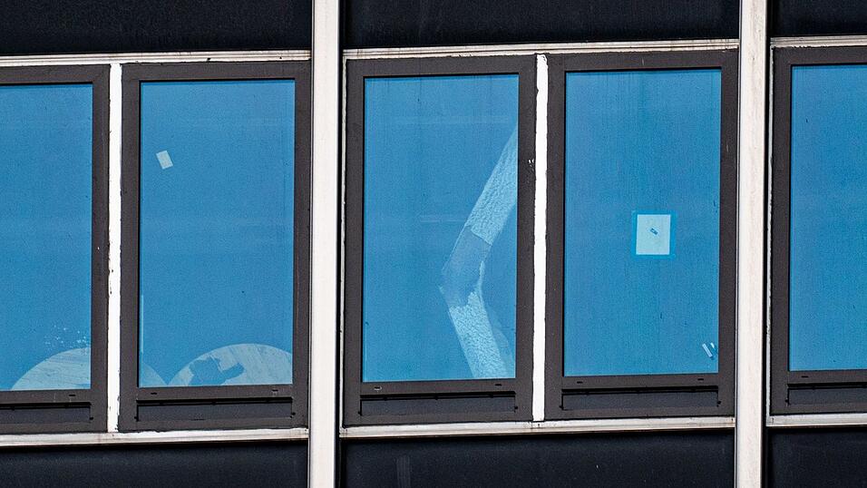 Ein eingeknickter St&uuml;tzpfeiler ist durch ein Fenster zu sehen.