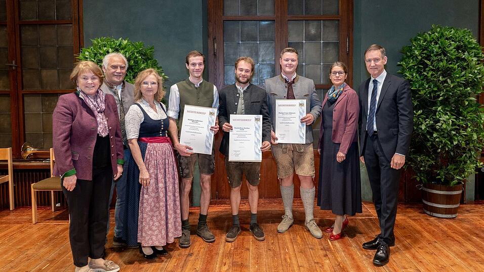 Drei von vier neuen Landwirtschaftsmeister aus der Region sind Matthias Häusler, Maximilian Neidl und Florian Schreyer(mit Urkunde, von links). Zu den Gratulanten gehörten unter anderen stellvertretende Landrätin Barbara Unger (l.) und Regierungspräsident Rainer Haselbeck (r.). Drei von vier neuen Landwirtschaftsmeister aus der Region sind Matthias Häusler, Maximilian Neidl und Florian Schreyer(mit Urkunde, von links). Zu den Gratulanten gehörten unter anderen stellvertretende Landrätin Barbara Unger (l.) und Regierungspräsident Rainer Haselbeck (r.).