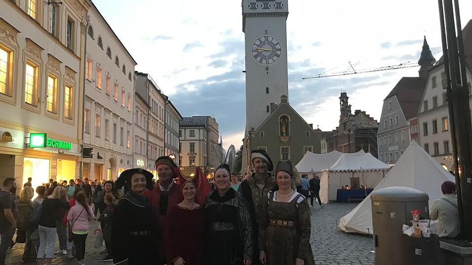 Der Straubinger Stadtplatz wird am Wochenende ganz in mittelalterliches Flair getaucht. Die schönsten Schnappschüsse haben wir für Sie zusammengestellt. Der Straubinger Stadtplatz wird am Wochenende ganz in mittelalterliches Flair getaucht. Die schönsten Schnappschüsse haben wir für Sie zusammengestellt.