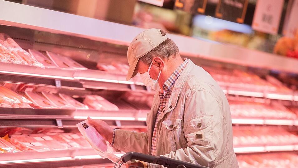Einkäufer sollen in Zukunft anhand eines Logos erfahren, aus welcher Haltung das Fleisch stammt. (Symbolbild)