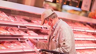 Einkäufer sollen in Zukunft anhand eines Logos erfahren, aus welcher Haltung das Fleisch stammt. (Symbolbild)