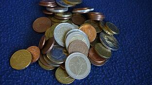 Man kann Geld auf verschiedenen Wegen auf der Stra&szlig;e lassen...