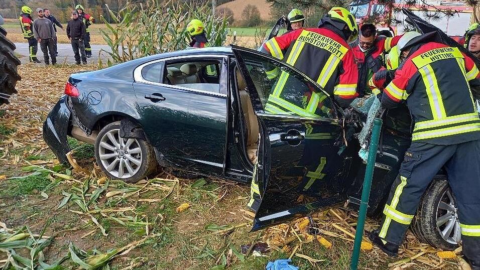 Vier junge Menschen wurden am Samstag bei einem Autounfall bei Ruhstorf (Kreis Passau) schwer verletzt.