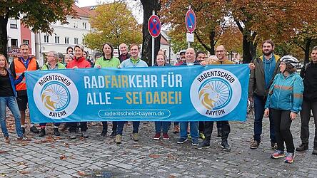 Am Treffpunkt in Pankofen-M&uuml;hle trafen sich die Teilnehmer der Sternfahrt. Rund 40 Klimaaktive waren zur Fahrraddemo f&uuml;r bessere Bedingungen f&uuml;r Radfahrer in Plattling gekommen.