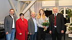 Musikschulleiter Andreas Stögmüller, Musiklehrer Wiebke Luft und Josef Fischer zusammen mit Leony und Landrat Franz Löffler (von links).
