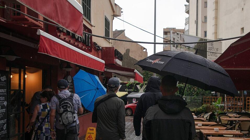 Auch Touristen bekamen das schlechte Wetter zu spüren. Auch Touristen bekamen das schlechte Wetter zu spüren.