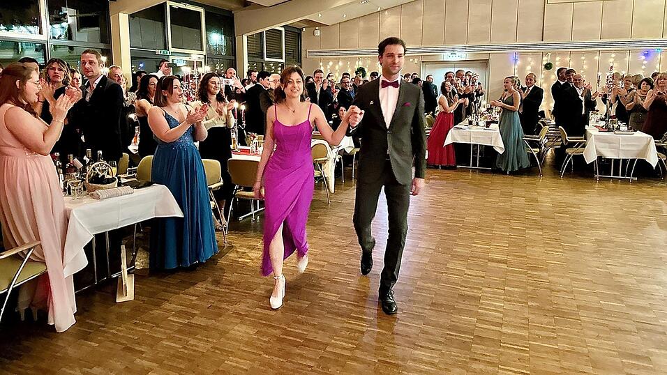 Begleitet von tosendem Applaus und Businenkl&auml;ngen zog das Ritterpaar Antonia Buschek und Tobias Jelinek in den Saal ein.