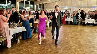 Begleitet von tosendem Applaus und Businenklängen zog das Ritterpaar Antonia Buschek und Tobias Jelinek in den Saal ein. Begleitet von tosendem Applaus und Businenklängen zog das Ritterpaar Antonia Buschek und Tobias Jelinek in den Saal ein.