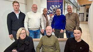 Parteivorsitzender Robert Neuhauser (Mitte sitzend) mit weiteren Listenkandidaten Parteivorsitzender Robert Neuhauser (Mitte sitzend) mit weiteren Listenkandidaten