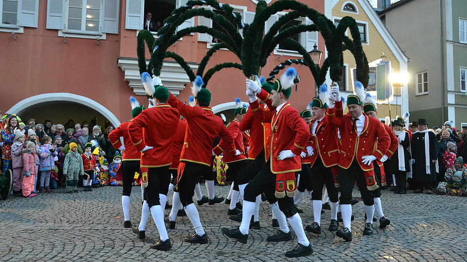 Die Krone als Krönung einer beeindruckenden Leistung in den zurückliegenden fünfeinhalb Wochen. Die Schäffler verabschieden sich vor dem Rathaus und werden erst im Jahr 2033 offiziell wieder zu sehen sein. Die Krone als Krönung einer beeindruckenden Leistung in den zurückliegenden fünfeinhalb Wochen. Die Schäffler verabschieden sich vor dem Rathaus und werden erst im Jahr 2033 offiziell wieder zu sehen sein.