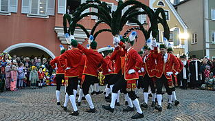 Die Krone als Kr&ouml;nung einer beeindruckenden Leistung in den zur&uuml;ckliegenden f&uuml;nfeinhalb Wochen. Die Sch&auml;ffler verabschieden sich vor dem Rathaus und werden erst im Jahr 2033 offiziell wieder zu sehen sein.