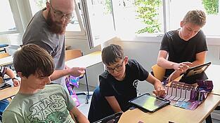Im Rahmen der Workshops nutzen die Sch&uuml;ler digitale Hilfsmittel, um sich &uuml;ber Berufe zu informieren und Ausbildungsberufe zu finden, die zu den eigenen Interessen passen.