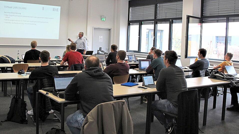 Die Bachelorstudenten k&ouml;nnen wieder vor Ort ihren Dozenten lauschen - wenn auch mit gr&ouml;&szlig;erem Abstand als &uuml;blich.