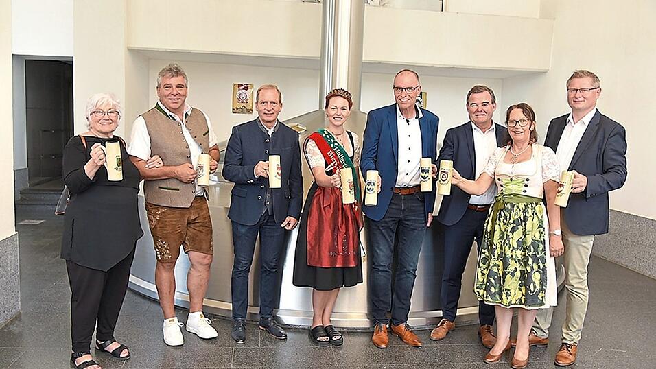 Freuen sich auf das neunte Hopfensiegelfest, diesmal in Geisenfeld (v. l.): Kulturreferentin Henriette Staudter, Kulturausschuss-Mitglied Manfred Niebauer, B&uuml;rgermeister Paul Weber, die Hallertauer Bierk&ouml;nigin Aileen Berger, Hofbrauhaus-Gesch&auml;ftsf&uuml;hrer J&uuml;rgen Charrois, Pfaffenhofens Landrat Albert G&uuml;rtner, Festinitiatorin Hildegard Heindl sowie Vizeb&uuml;rgermeister Erich Erl. ,
