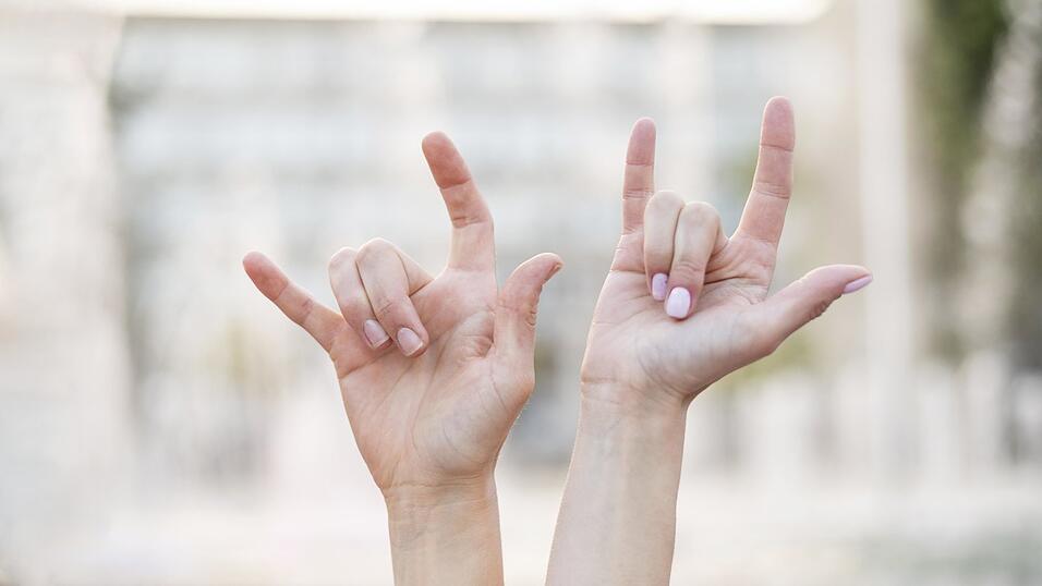 Ein Zeichen der Solidarität in der Gemeinschaft für Gebärdensprache. Es kombiniert die Buchstaben I, L und Y des amerikanischen Fingerzeichen-Alphabets in eine Gebärde. „ILY“ ist kurz für „I love you“. Ein Zeichen der Solidarität in der Gemeinschaft für Gebärdensprache. Es kombiniert die Buchstaben I, L und Y des amerikanischen Fingerzeichen-Alphabets in eine Gebärde. „ILY“ ist kurz für „I love you“.