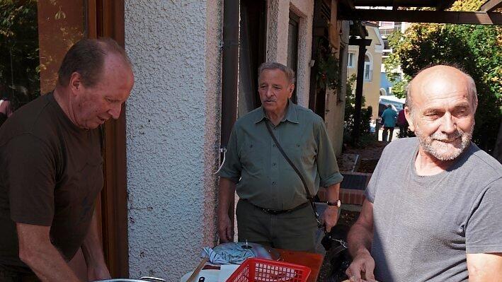 Beim Jägerverein gab es Wildgulasch aus Damm-, Rot- und Rehwild. Beim Jägerverein gab es Wildgulasch aus Damm-, Rot- und Rehwild.