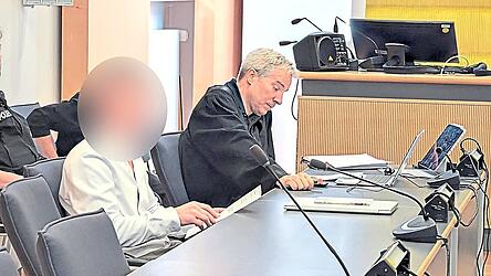 Der Angeklagte, hier neben seinem Verteidiger Felix Dimpfl, bezeichnete den Prozess als einen &bdquo;inszenierten Film&ldquo;, mit dem man ihm die Schuld in die Schuhe schieben wolle.
