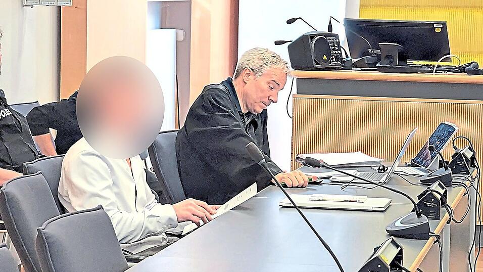 Der Angeklagte, hier neben seinem Verteidiger Felix Dimpfl, bezeichnete den Prozess als einen &bdquo;inszenierten Film&ldquo;, mit dem man ihm die Schuld in die Schuhe schieben wolle.