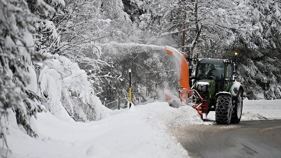 Im Winter stehen viele Traktoren ungenutzt in den Hallen der Landwirte. Das muss aber nicht sein. Im Winter stehen viele Traktoren ungenutzt in den Hallen der Landwirte. Das muss aber nicht sein.