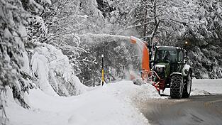 Im Winter stehen viele Traktoren ungenutzt in den Hallen der Landwirte. Das muss aber nicht sein.