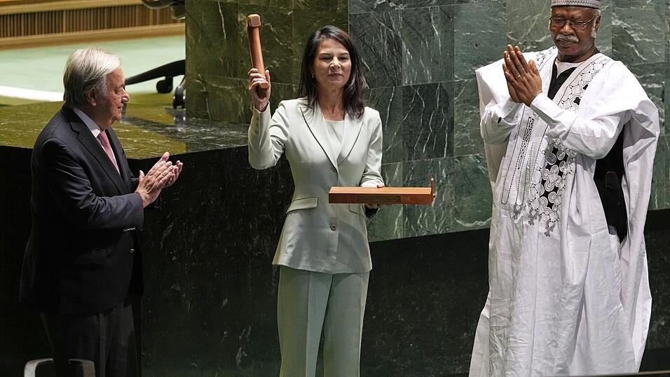 Gestern Berlin, heute New York: Annalena Baerbock (M.) hat sich einen Top-Job bei den Vereinten Nationen besorgt. Mit Videos will sie junge Menschen für Politik begeistern.