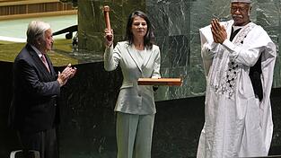 Gestern Berlin, heute New York: Annalena Baerbock (M.) hat sich einen Top-Job bei den Vereinten Nationen besorgt. Mit Videos will sie junge Menschen für Politik begeistern.