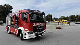 Die Feuerwehr Landau unterstützte den Hubschrauber „Christoph 15“, der am Volksfestplatz landete. Die Feuerwehr Landau unterstützte den Hubschrauber „Christoph 15“, der am Volksfestplatz landete.