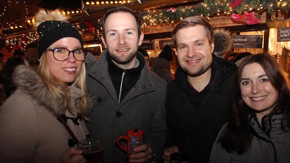Die Perchtengruppe 'Frisinger Fratz'n' trat am Mittwochabend auf dem Landshuter Christkindlmarkt auf. Die Perchtengruppe 'Frisinger Fratz'n' trat am Mittwochabend auf dem Landshuter Christkindlmarkt auf.