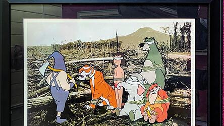 Mogli und seine Freunde warten auf ihre Hinrichtung. Doch was soll's, der Dschungel ist auch schon niedergebrannt. Banksy hat mit diesem Poster Greenpeace unterst&uuml;tzt.