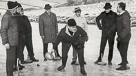 Aus dem Jahre 1966 stammt diese Aufnahme vom Eisschießen am Klosterweiher in Mallersdorf.