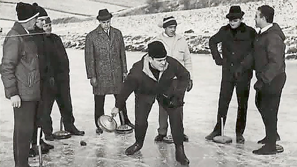 Aus dem Jahre 1966 stammt diese Aufnahme vom Eisschießen am Klosterweiher in Mallersdorf.