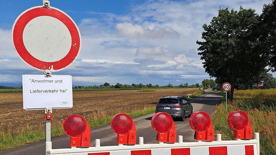 Das w&auml;hrend der Bundesstra&szlig;ensanierung zus&auml;tzlich aufgestellte Durchfahrtsverbotsschild an der Gemeindeverbindungsstra&szlig;e nach Griesau.