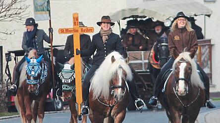 Katrin Ruland mit dem Kreuz und Eva R&ouml;tzer mit der Standarte f&uuml;hrten den Martiniritt an.