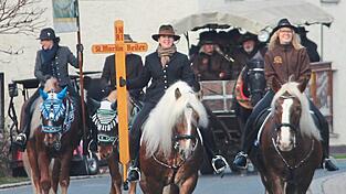Katrin Ruland mit dem Kreuz und Eva Rötzer mit der Standarte führten den Martiniritt an. Katrin Ruland mit dem Kreuz und Eva Rötzer mit der Standarte führten den Martiniritt an.