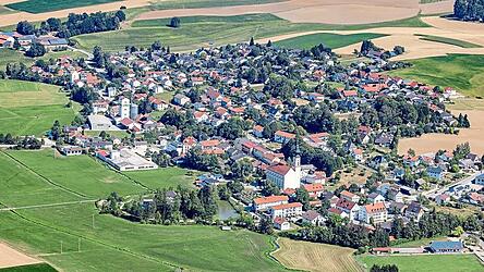 Altfraunhofen liegt idyllisch an der Kleinen Vils. Drei Kandidaten wollen hier im M&auml;rz B&uuml;rgermeister werden.