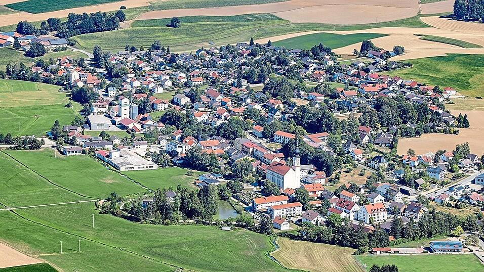 Altfraunhofen liegt idyllisch an der Kleinen Vils. Drei Kandidaten wollen hier im März Bürgermeister werden. Altfraunhofen liegt idyllisch an der Kleinen Vils. Drei Kandidaten wollen hier im März Bürgermeister werden.