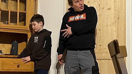 Sofort durchschaut: Der Junge schummelt und liest ab.