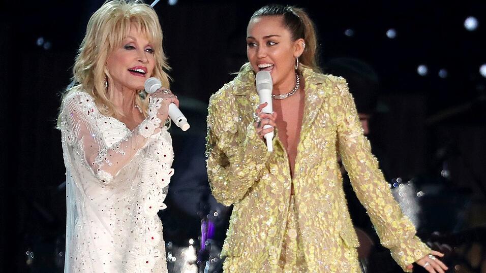 Die Sängerin Miley Cyrus mit ihrer kürzlich verstorbenen Patentante und Ikone Dolly Parton. (Archivbild) Die Sängerin Miley Cyrus mit ihrer kürzlich verstorbenen Patentante und Ikone Dolly Parton. (Archivbild)