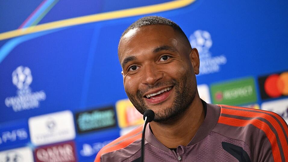 Jonathan Tah lobt Kapit&auml;n Neuer.