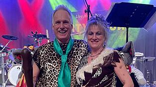 Gerhard Holzapfel und seine Frau Brigitte als Fred und Wilma Feuerstein. Gerhard Holzapfel und seine Frau Brigitte als Fred und Wilma Feuerstein.