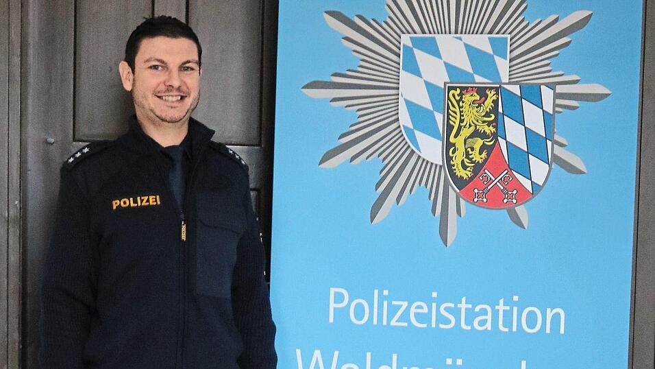 Zum 1. November 2022 hatte Thomas Schmidt die Leitung der Polizeistation Waldmünchen übernommen. Nun zieht es den Bad Kötztinger in die Heimat, wo er sich auf eine Stelle der dortigen Inspektion beworben hat. Zum 1. November 2022 hatte Thomas Schmidt die Leitung der Polizeistation Waldmünchen übernommen. Nun zieht es den Bad Kötztinger in die Heimat, wo er sich auf eine Stelle der dortigen Inspektion beworben hat.