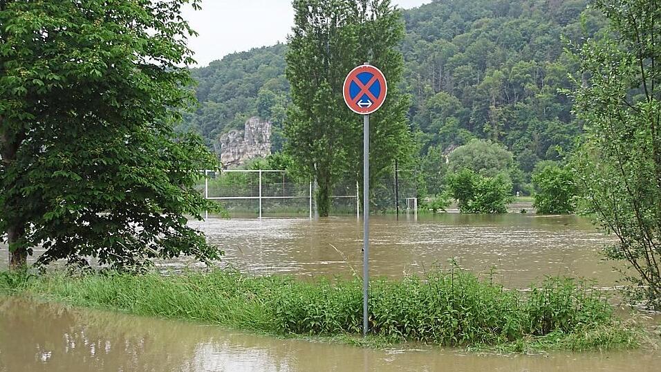 In Ufern&auml;he ist in Matting alles &uuml;berflutet.